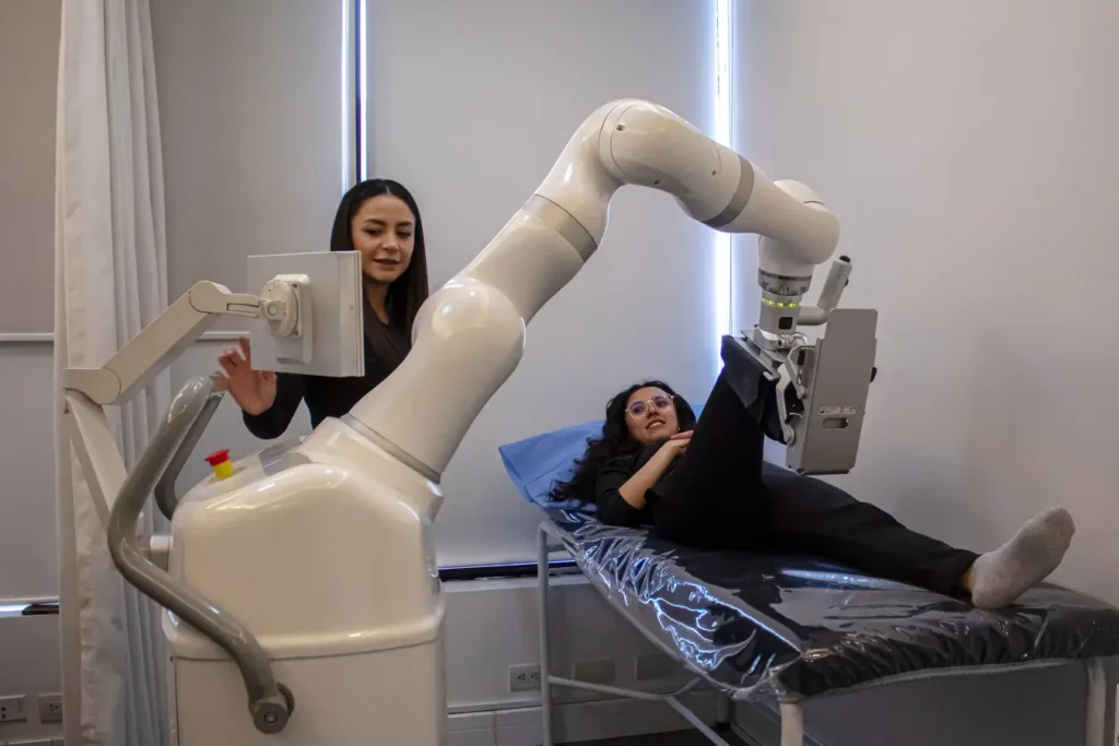 Holding medico fisioterapia con robot robert